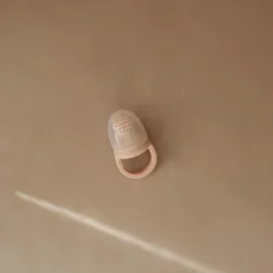 Mushie Fresh Food Feeder Blush
